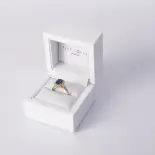 Złoty pierścionek zaręczynowy z szafirem i diamentami